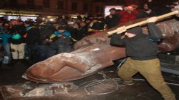 Lenin falls in Kiev