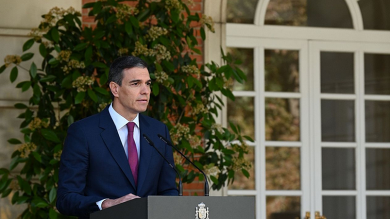Sánchez no explica los negocios de su mujer mientras jueces y prensa crítica amenazan con 'purga' y 'renovación de la democracia': 'Mostraremos al mundo cómo se defiende la democracia'