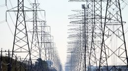 Transition ministry accepts CNMC's proposal on distribution networks, but calls for improvements to remuneration rate utilities electricas 1