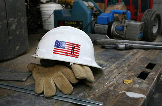 Layoffs give Fed doves one last reason to be cautious: job vacancies in October rise to 7.67 million, well above 7.12 million estimated EUU empleo casco trabajador