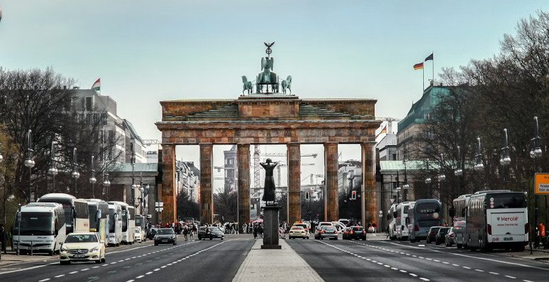 Germany’s economic reality far less negative than public sentiment suggests, according to DWS Alemania, Puerta de Brandeburgo