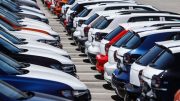 Car sales in Europe rise 1.8% to 10.6 million in 2025, far from pre-pandemic levels coches aparcamiento
