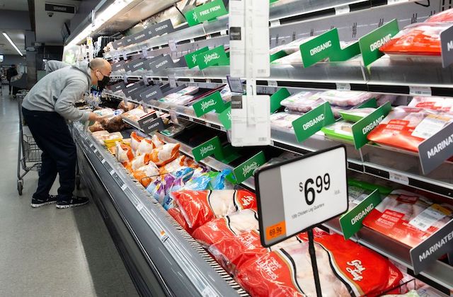 US inflation remains at 2.7% and core inflation surprises on upside at 2.6% eeuu precios 1