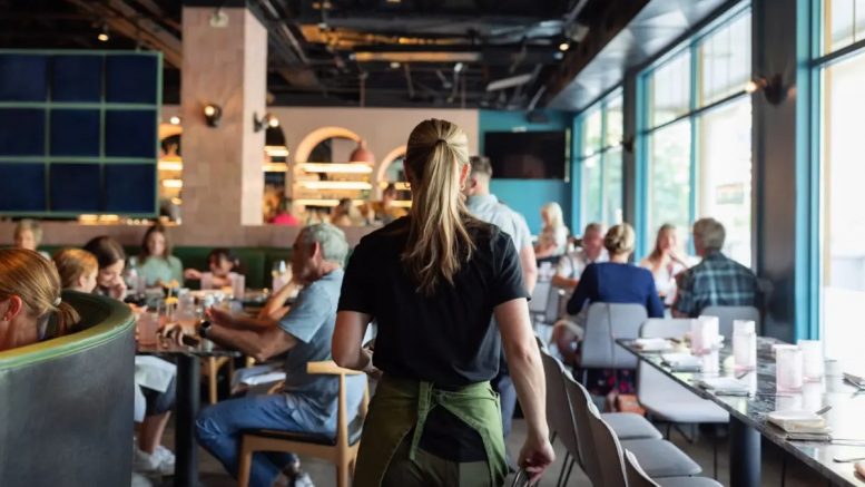 Number of unemployed in Spain falls by 28,700 in June, bringing total to 2.3 million sector servicios hosteleria camarero 2000x1125 1